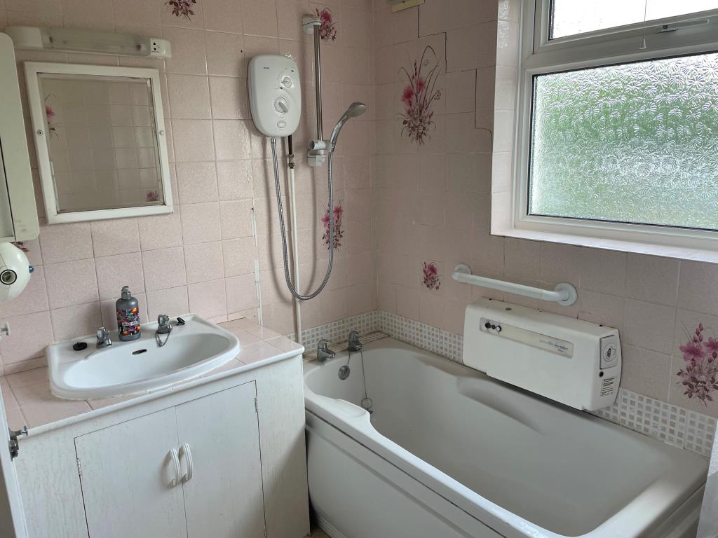 Lot: 19 - HOUSE IN NEED OF REFURBISHMENT AND REPAIR - Bathroom with sink and bath with shower